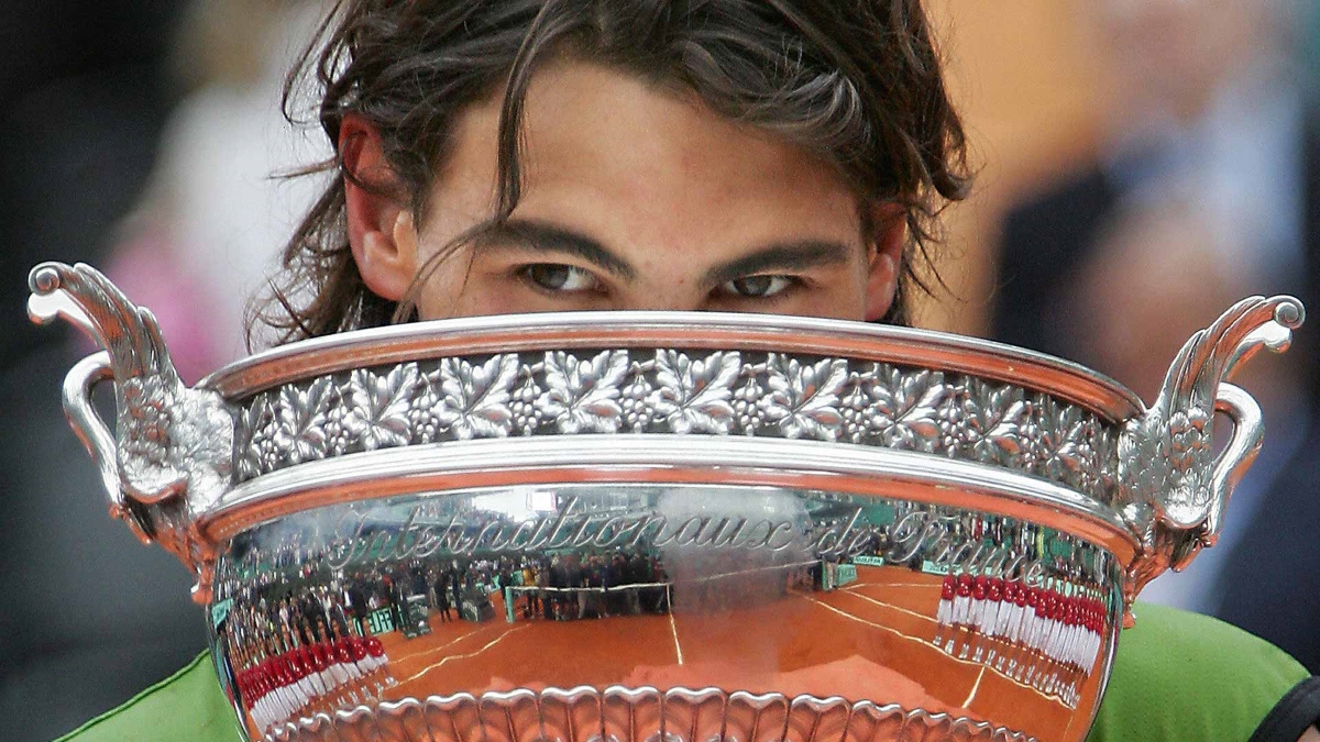 nadal-roland-garros-2005-trophy-2.jpg